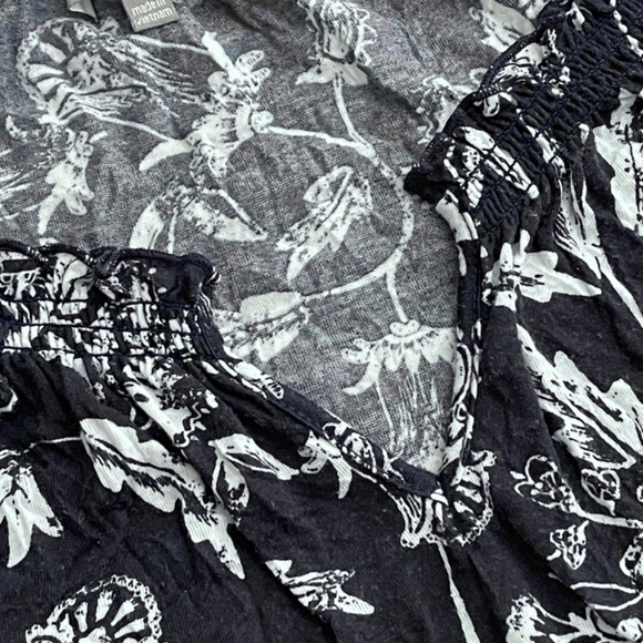 Daisy Fuentes Navy Blue and White Floral Sleeveless Top - Picture 4 of 12